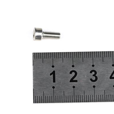 100% QC probado M4 X 10mm Fillister Head Hex Socket máquina de tornillo para el estante de la mercancía