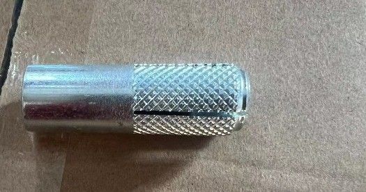 El acero al carbono se coloca en el anclaje de expansión del perno.